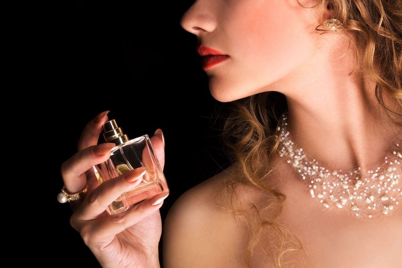 Zamansız Kokular: En Beğenilen 10 Kadın Parfümü