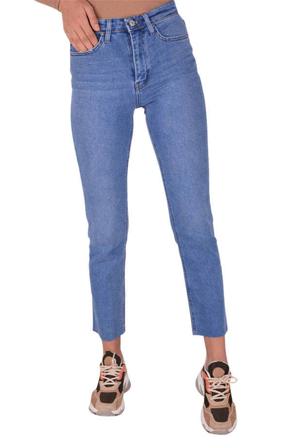 Kadın Açık Mavi Paçası Kesik Boru Paça Kot Pantolon