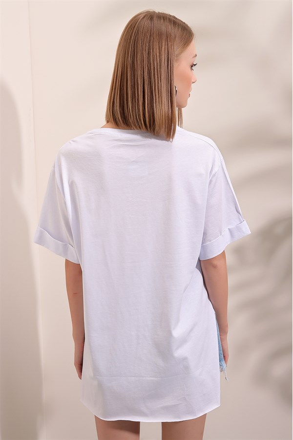Kadın Beyaz Parça Baskılı Yırtmaçlı Tişört