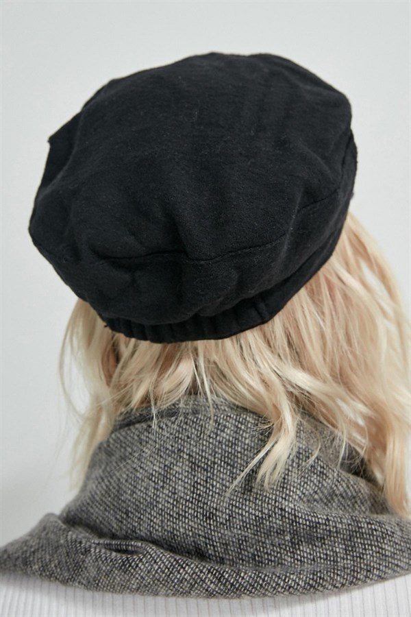Kadın Siyah Kaşe Siperli Şapka