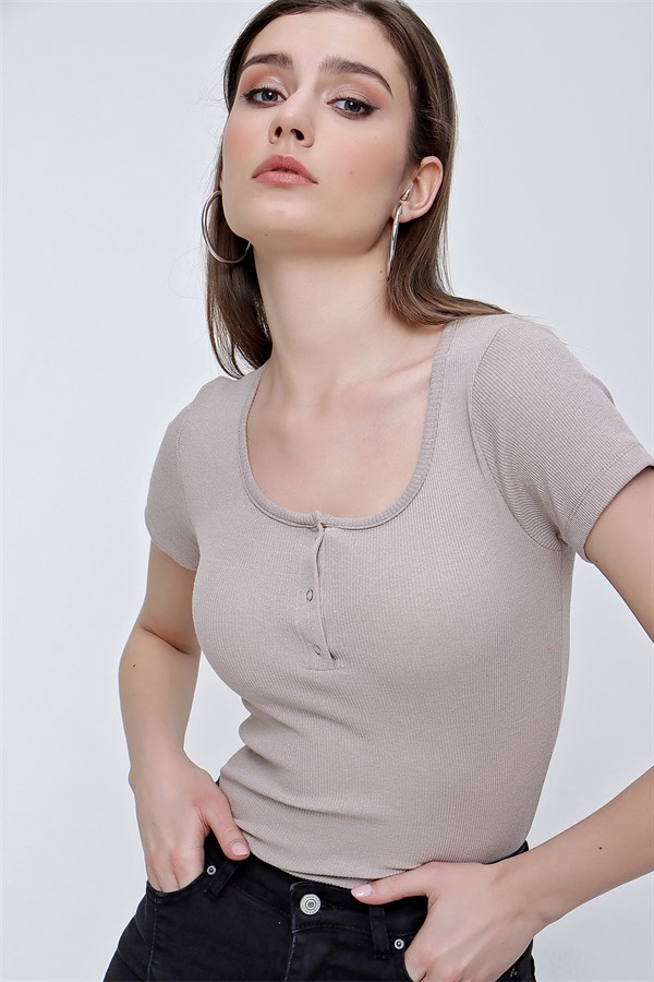 Kadın Bej Çıtçıtlı Kısa Kol Crop Bluz