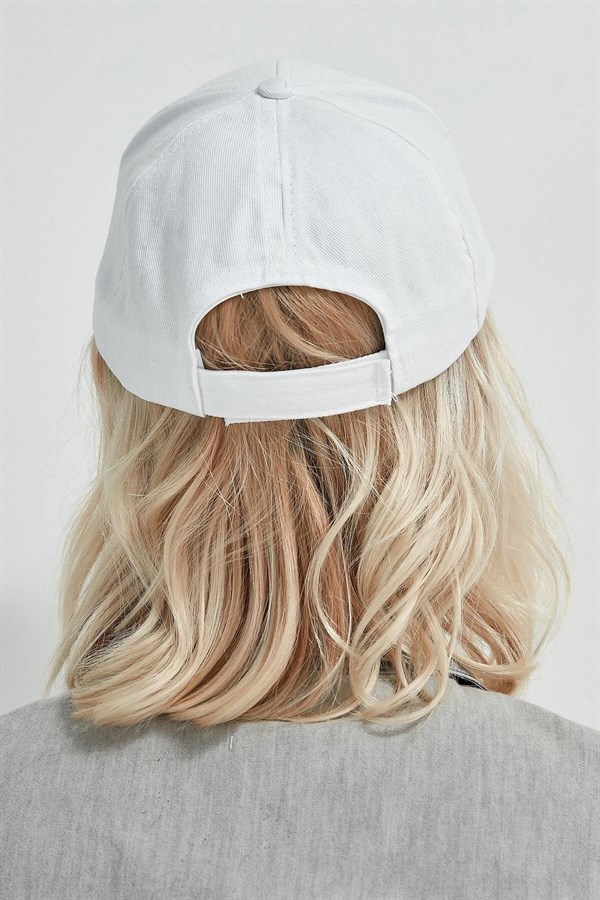 Kadın Beyaz Piercingli Spor Şapka