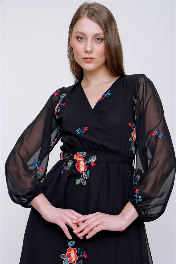 Kadın Siyah Kruvaze Yaka Çiçek Nakışlı Midi Elbise