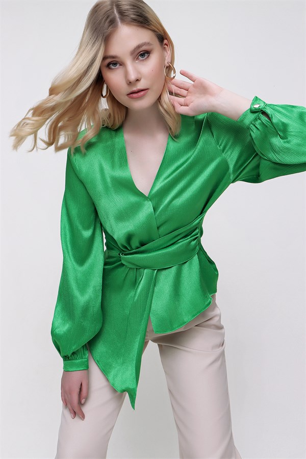 Kadın Yeşil Asimetrik Kesim V Yaka Saten Bluz