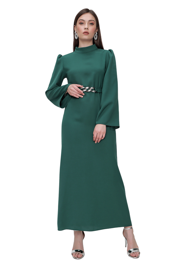 Kadın Zümrüt Yeşil Zincir Kemerli Uzun Elbise