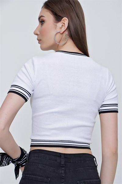 Kadın Beyaz Şeritli V Yaka Ribanalı Crop Tişört