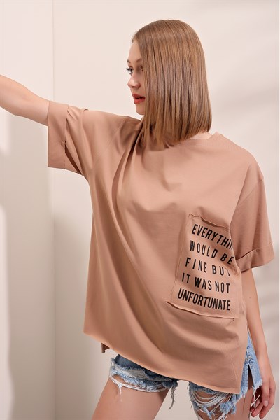 Kadın Camel Parça Baskılı Yırtmaçlı Tişört