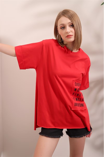 Kadın Kırmızı Parça Baskılı Yırtmaçlı Tişört