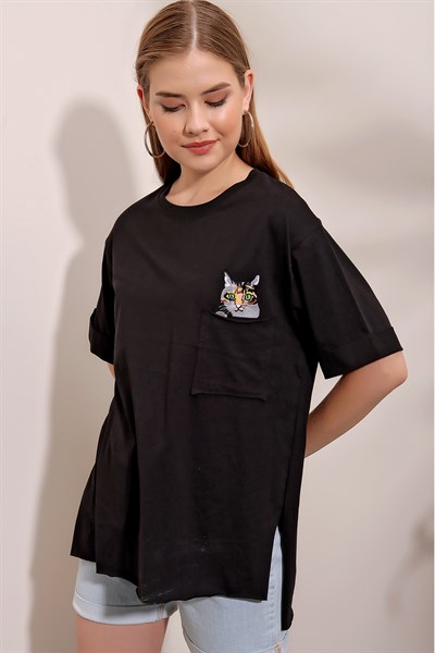 Kadın Siyah Kedi Nakışlı Cepli Tişört