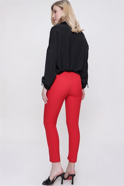 Kadın Kırmızı Kemerli Paça Yırtmaçlı Pantolon